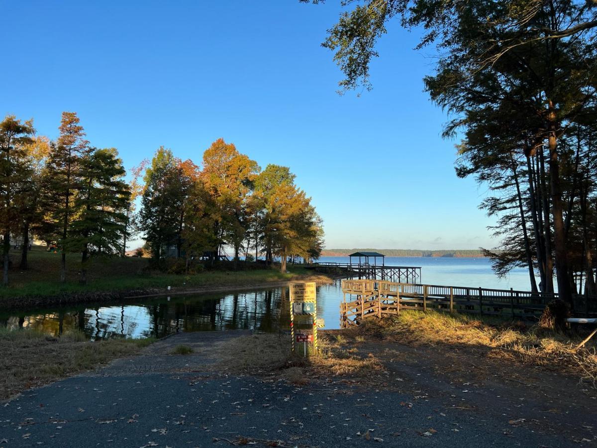 Driftwood Inn And Lodge By The Lake Zwolle Exterior foto